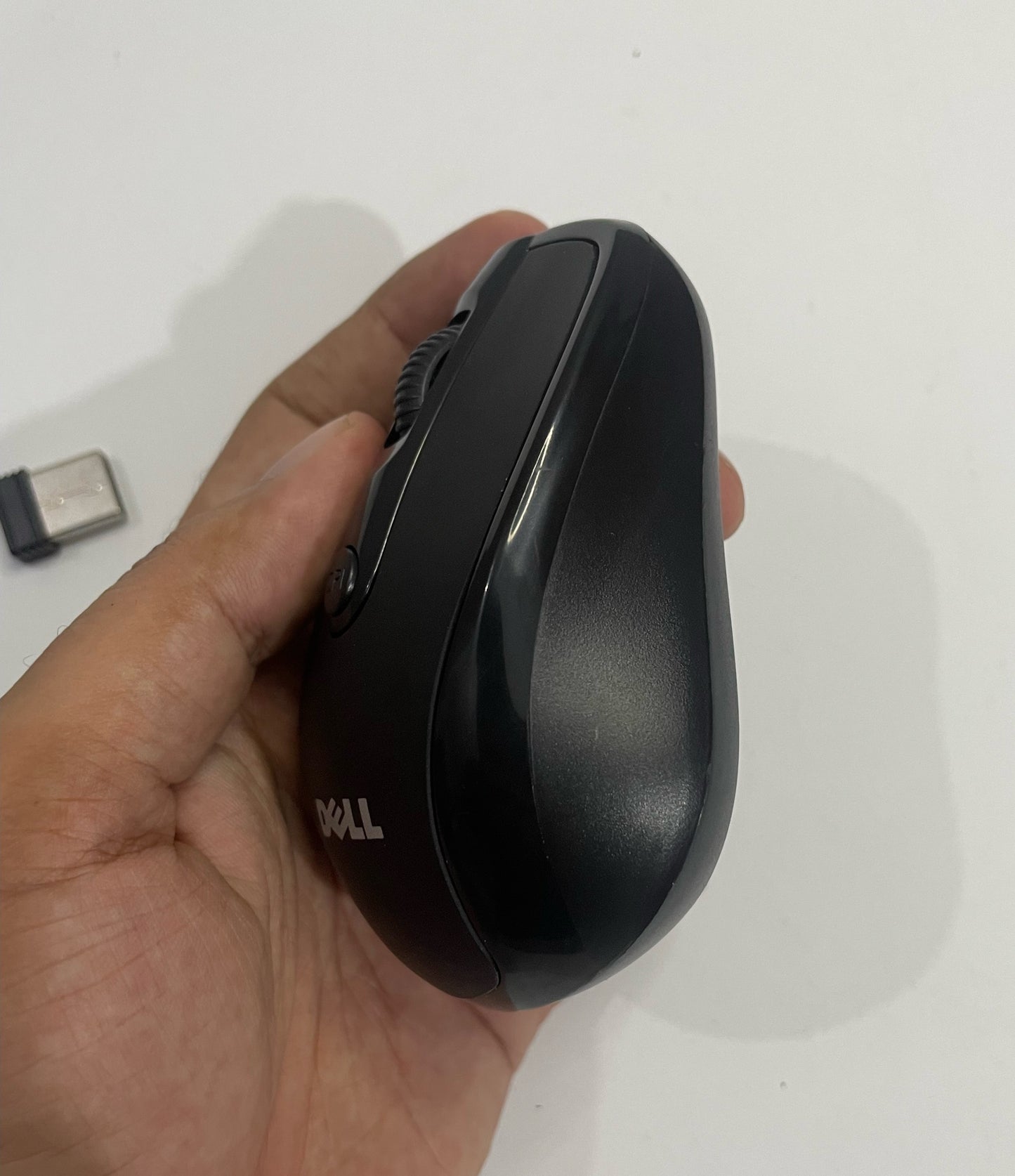 Dell 888 Wireless Optical Mouse - Advanced 2.4 GHz RF Connectivity, 1000 DPI Optical Tracking, Plug and Play